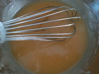 4、63克广式豆沙月饼,继续用手抽搅拌均匀