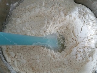 5、63克广式豆沙月饼,加入过筛的中粉
