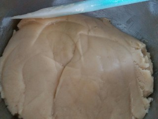 6、63克广式豆沙月饼,用刮刀翻拌均匀