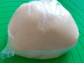 7、63克广式豆沙月饼,把面团装进保鲜袋松弛1小时
