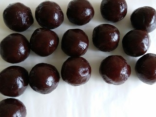 8、63克广式豆沙月饼,松弛面团时把豆沙馅儿准备好，每个44克搓成小圆球