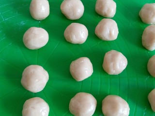 9、63克广式豆沙月饼,面团松弛好后，每个分成19克