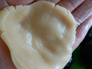 10、63克广式豆沙月饼,戴上食品手套，面团在手心按扁