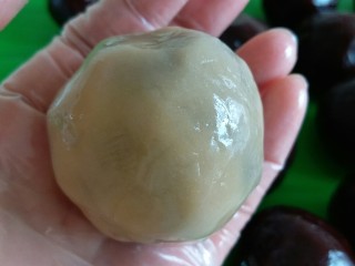 11、63克广式豆沙月饼,包上豆沙球