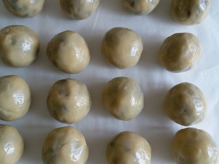 12、63克广式豆沙月饼,全部包好，依次摆好