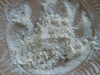 13、63克广式豆沙月饼,用盘子准备好干粉，做手粉