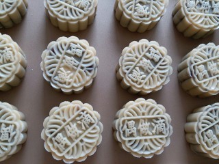 15、63克广式豆沙月饼,从模具内直接把月饼推到烤盘里，烤箱提前200度预热，放进烤箱进行烘烤