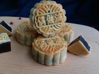 17、63克广式豆沙月饼,成品图，这是烤出来后就拍的照片，回油后会更漂亮哦