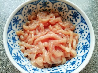 1、鱼香肉丝,瘦肉切成丝，加入鸡粉、玉米淀粉和一点食用油搅拌均匀，腌制15分钟左右。