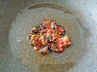 5、鱼香肉丝,锅底留余油继续烧热，下入鲜椒黑木耳酱炒香。