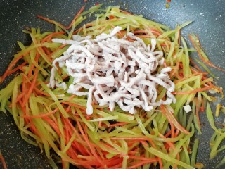 8、鱼香肉丝,下入炒好的肉丝翻炒均匀。