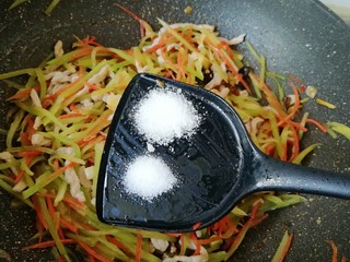 9、鱼香肉丝,放盐和糖调味。