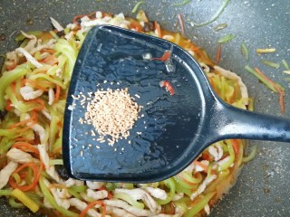 11、鱼香肉丝,最后加入原味鲜翻炒均匀，关火出锅。