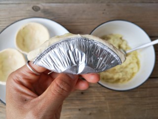 5、没烤箱也要做烘焙——榴莲酥,将蛋挞皮对折一下变成饺子形状,边沿捏紧!
