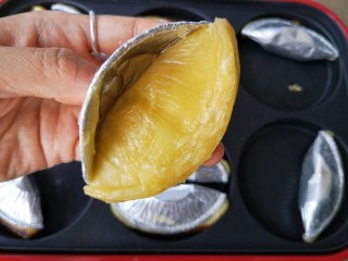 8、没烤箱也要做烘焙——榴莲酥,揭去蛋挞托。