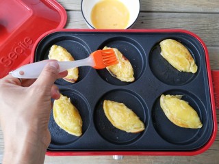 9、没烤箱也要做烘焙——榴莲酥,放进平底锅继续中火烘至,并刷一层蛋液。