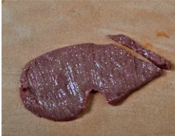 3、油淋腰花,先在表面斜着片一字刀(不切断),后45度角下直刀,第三刀切断,成腰花。