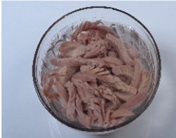 4、油淋腰花,将腰花在流水下冲洗,直到水变清澈,捞出沥水。