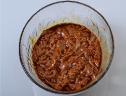 5、油淋腰花,腰花入大碗,加黄酒、白胡椒粉、适量盐和干淀粉抓匀腌15分钟。