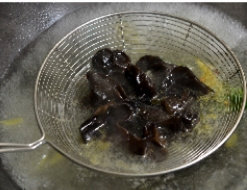 8、油淋腰花,锅里烧大量水,下入姜片、香葱结,另取10粒花椒放入,烧开后放木耳汆熟捞出。
