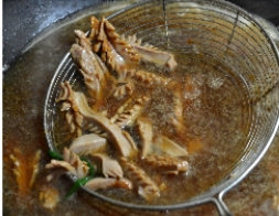 9、油淋腰花,水复开,用中大火,下腰花烫20秒后,马上捞出。