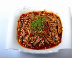 12、油淋腰花,炒锅洗净后烧干,倒3汤匙油,烧到有冒青烟时,马上趁热从碗中间均匀淋下。