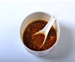 10、油淋腰花,取一碗,调入酱油、米酒、醋、芝麻酱、香油和一半蒜末,充分拌匀,成味汁。