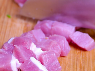 3、酸甜可口的菠萝咕噜肉,里脊肉切块