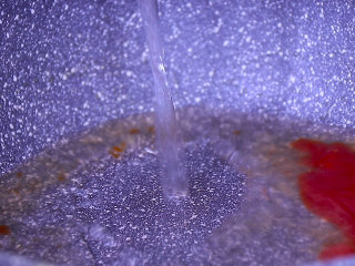 10、酸甜可口的菠萝咕噜肉,炒锅中放入一大勺番茄酱和适量清水搅拌均匀并且烧开