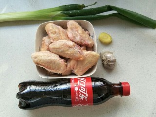 1、可乐鸡翅,准备食材:鸡翅十个，可乐一瓶，葱一棵，蒜和姜等。