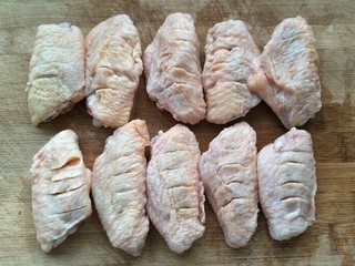 2、可乐鸡翅,鸡翅正面斜切改刀，每一都如此。