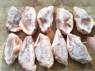 3、可乐鸡翅,背面用牙签戳孔。