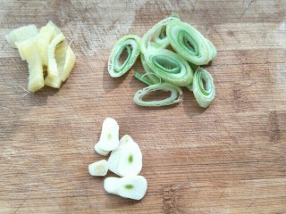 4、可乐鸡翅,葱切断，姜切片，蒜切片。