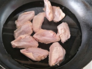 5、可乐鸡翅,锅里加水后加入鸡翅加热烧开焯水。