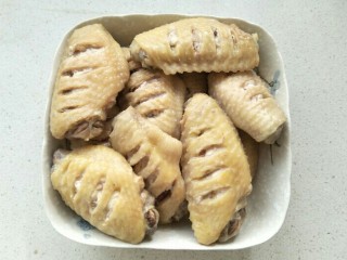 6、可乐鸡翅,把焯好水鸡翅捞出来，控干水分。