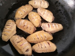 7、可乐鸡翅,锅里放油加热，放入焯好水的鸡翅煸炒。