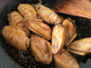 9、可乐鸡翅,加入生抽老抽接着再炒。