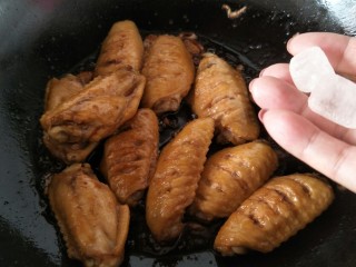 10、可乐鸡翅,加入冰糖后倒入半瓶可乐和少许料酒。