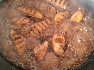 11、可乐鸡翅,继续炖煮，汁成浓汁改小火加盐继续翻炒。