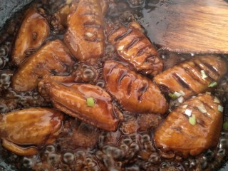 12、可乐鸡翅,浓厚的汁沾满每个鸡翅撒点葱花翻炒均匀。