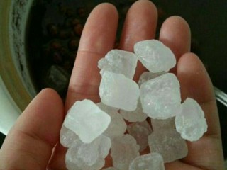 2、紫薯红豆饼,煮好后加入适量的冰糖继续煮10分钟以上。