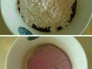 4、紫薯红豆饼,锅中加适量的水放入紫薯、红薯蒸煮熟。