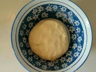 5、紫薯红豆饼,将紫薯、红薯通过料理机打成泥，加入125g的旺旺牛奶。