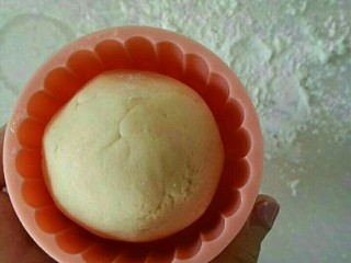 6、紫薯红豆饼,取一团红薯泥，捏成片后包一团豆沙馅。