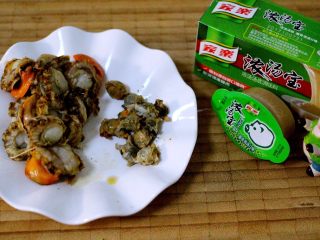 3、麻辣海鲜什锦营养火锅????,煮熟的扇贝去掉内脏后洗净备用……