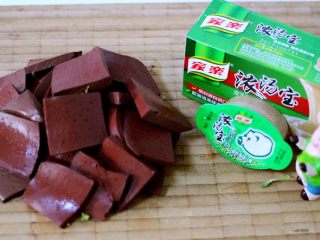 4、麻辣海鲜什锦营养火锅????,猪血用刀切成薄片……