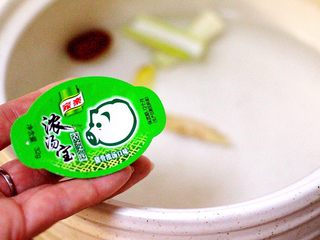 8、麻辣海鲜什锦营养火锅????,再加上一盒猪骨浓汤宝