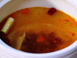 11、麻辣海鲜什锦营养火锅????,把调料搅拌均匀后