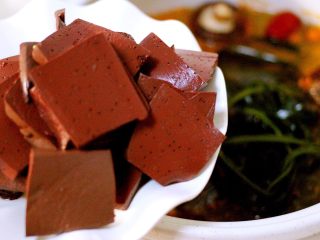 14、麻辣海鲜什锦营养火锅????,放入切成薄片的猪血