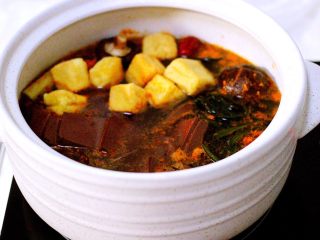 16、麻辣海鲜什锦营养火锅????,把所有的食材都放入锅中（海鲜、西兰花和苦苣除外）